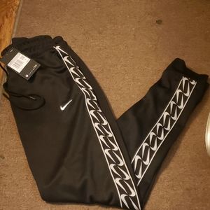 NWT: NIKE BLACK JOGGER SWEATS W/ SILVER SWOOSH!!